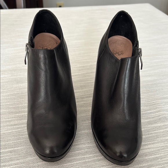 Elegant Vince Camuto Black Leather Stiletto Ankle Booties - Picture 7 of 11